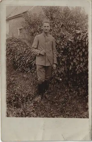 Militär 1. WK World War Photo Soldat im Garten Zuhause 1917 Privatfoto