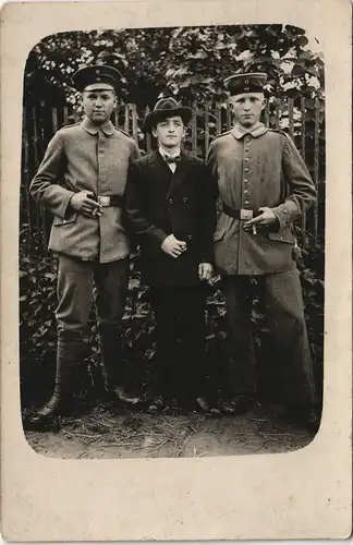 Militär 1. WK World War Photo 2 Soldaten mit Zivilist 1915 Privatfoto