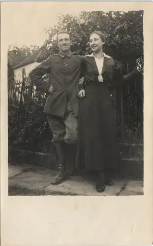 WK Kriegsfoto War Photo Soldat posiert mit Frau 1940 Privatfoto