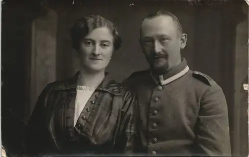 Militär Kriegsfoto 1. WK Soldat mit Frau Echtfoto-AK 1915 Privatfoto