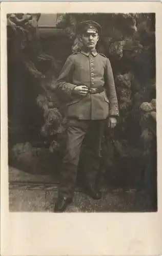 Militär Kriegsfoto 1. WK posierender Soldat Soldier Photo 1915 Privatfoto