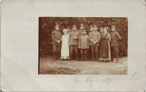 1. WK Kriegsfoto War Photo Soldaten mit Lazarett Schwestern 1915 Privatfoto