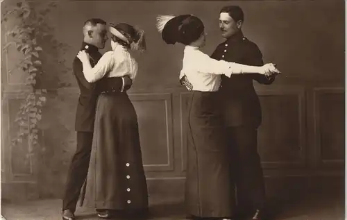 Ansichtskarte  Soldat und Frau beim Tanz 2 Bild 1913