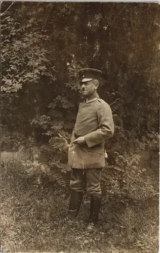 1. Weltkrieg Militaria Foto posierender Soldat, Soldier Photo 1918 Privatfoto