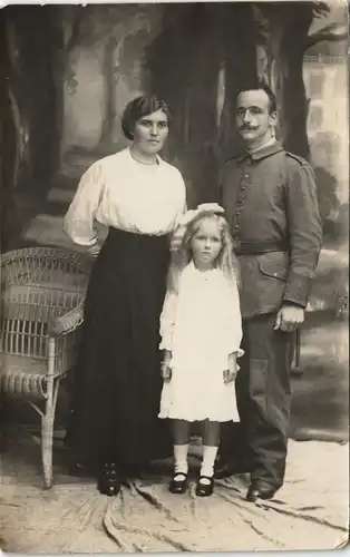 Atelier-Foto Soldat mit Frau & Kind (Atelieraufnahme aus Harburg) 1915