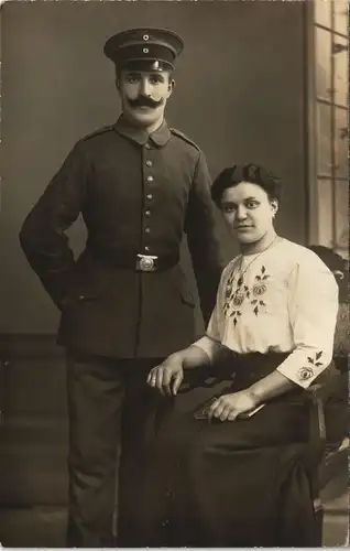 1. Weltkrieg Militär Foto Soldat in Uniform mit Frau 1915 Privatfoto