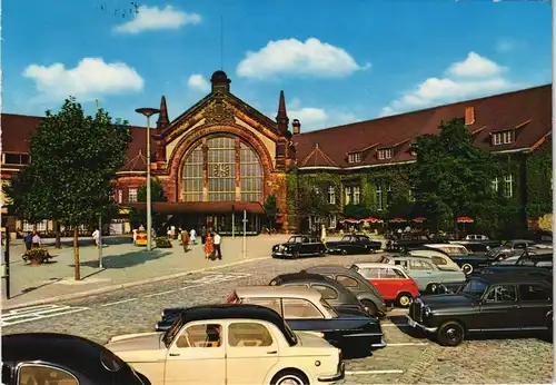 Ansichtskarte Osnabrück Hauptbahnhof, Parkplatz mit div. Auto Modellen 1973