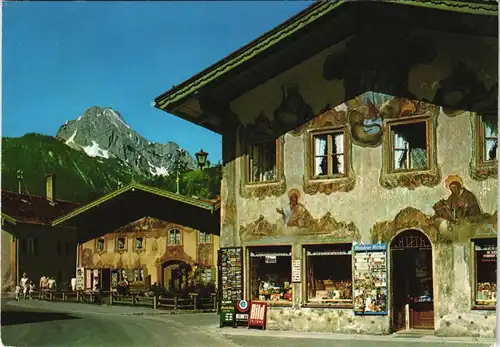 Ansichtskarte Mittenwald Straßen Partie mit Geschäft, bemalte Häuser 1970