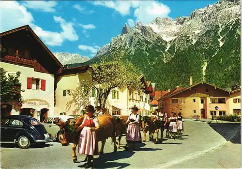 Mittenwald Almabrieb Kühe mit Festschmuck, VW Käfer vor Imbiss Geschäft 1990