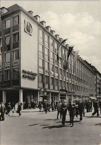 Ansichtskarte Leipzig Messehaus am Markt, belebte Strasse, DDR AK 1968