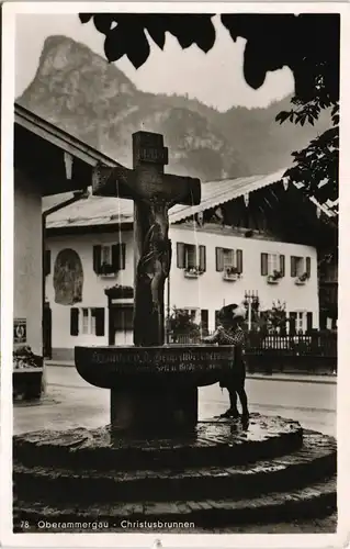 Ansichtskarte Oberammergau Straßen Partie, Kind am Christus-Brunnen 1955