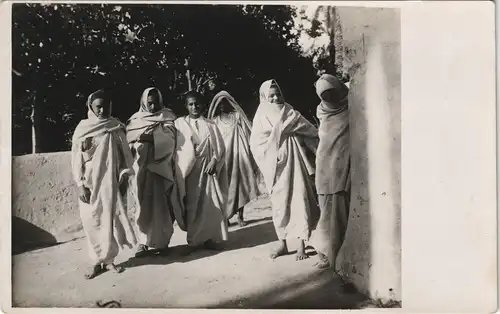 Foto  Echtfoto-AK Frauen mit Verschleierung (Orient) 1950 Privatfoto