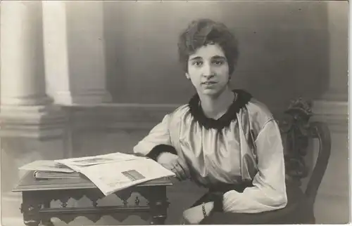 Ansichtskarte  Fotokunst Fotomontage Porträt Foto einer Frau 1918