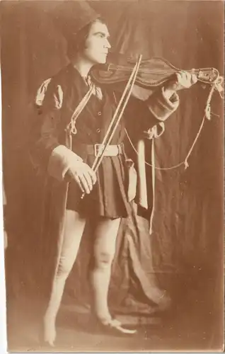 Frühe Fotokunst PHoto eines musizierenden Mannes (Ost-Europa) 1920 Privatfoto