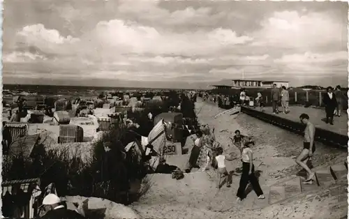 Ansichtskarte Cuxhaven Döser Strand, Personen bauen Sandburg 1962