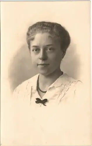 Dresden Hofphotograph Hahn Dresden, Atelier-Foto einer Frau 1917