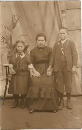 Menschen soziales Leben Gruppenfoto Mutter mit 2 Kindern 1910 Privatfoto