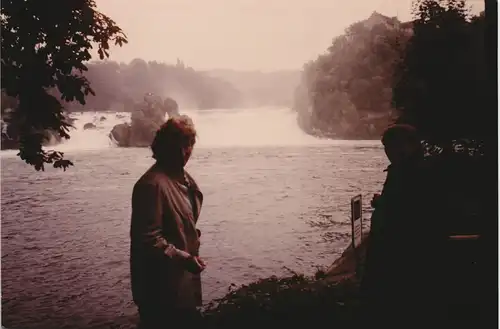 Neuhausen am Rheinfall Damen vor dem Rheinfall 1986 Privatfoto Foto