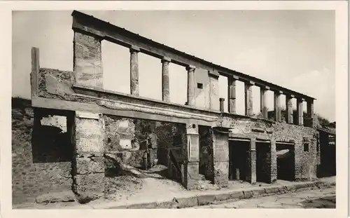 Pompei Scavi nuovi Fronte stradale di due cenacoli sulla via   1940