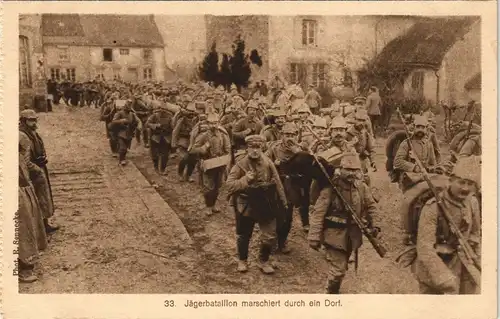 Ansichtskarte  33. Jägerbataillon marschiert durch ein Dorf. 1915