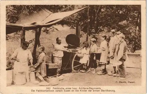 Der Feldküchenkoch verteilt Essen an die Kinder der armen Bevölkerung. 1915