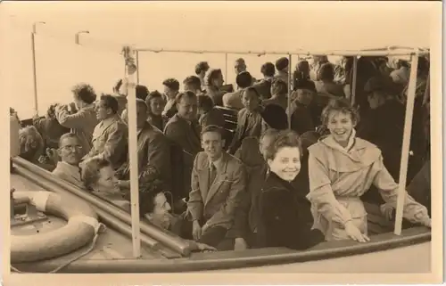 Echtfoto Personen Gruppe auf einem Schiff Schiffsfoto-AK 1950 Privatfoto