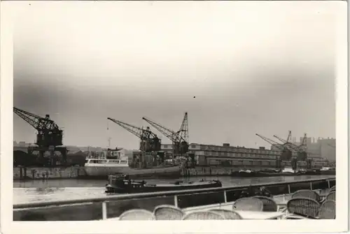 Ansichtskarte  Schiffe Schifffahrt - Häfen, Foto Frachtschiffe & Kräne 1950