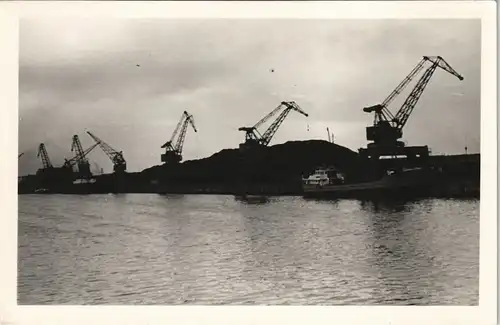 Schiffe/Schifffahrt - Foto Hafen mit Kran-Anlagen 1950 Privatfoto