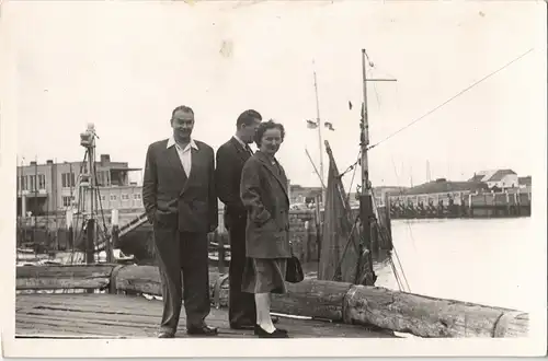 Foto  Foto Personen Gruppe in einem Hafen 1950 Privatfoto