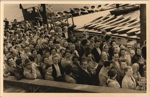 Schiffe Schifffahrt - Häfen; Personen Gruppe beim Boarding 1950 Privatfoto