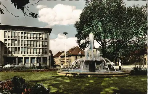 Ansichtskarte Bad Kissingen Stadt Partie an Brunnen-Anlage mit Sparkasse 1960