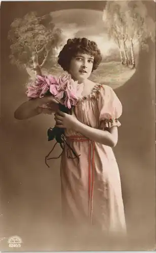 Ansichtskarte  Schöne Frau mit Blumenstrauss Fotokunst 1911