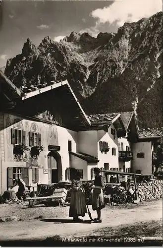 Ansichtskarte Mittenwald Dorf Ansicht mit Leuten auf der Strasse 1959