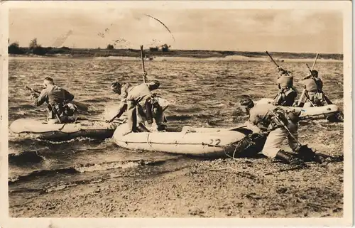 Wehrmacht Soladten bei Flussüberquerung mit Schlauchbooten 1941
