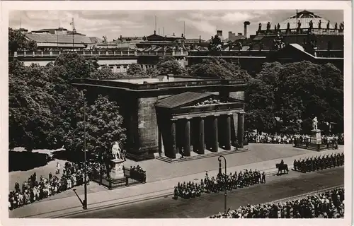 Ansichtskarte Mitte-Berlin Unter den Linden - Parade 1930