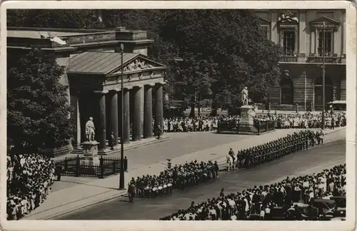 Ansichtskarte Mitte-Berlin Reichsehrenmal, Unter den Linden - Parade 1935