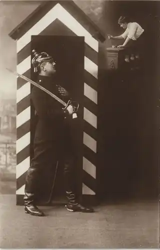 Ansichtskarte  Militaria Soldat Frau Atelierfoto Brück und Sohn Meißen 1915