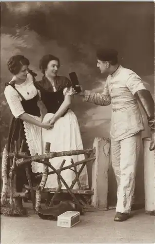 Militaria - Schuputzen Frauen Atelierfoto BB Meißen Soldat 1915