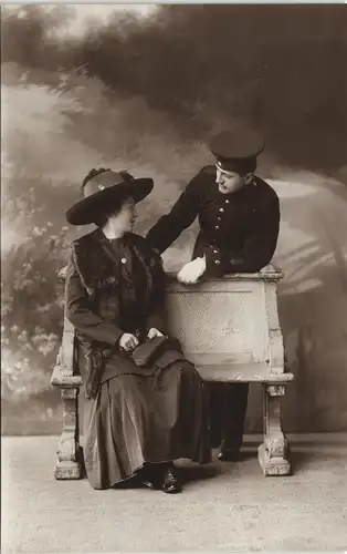 Ansichtskarte  Witwe auf der Bank, Soldat Militaria 1915