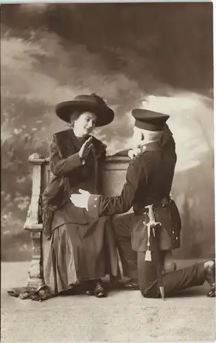 Ansichtskarte  WK1 Soldat kniet vor Frau 1915