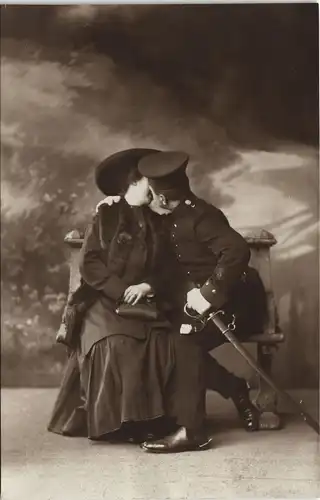 Ansichtskarte  WK1 Militaria Soldat küsst Frau 1916