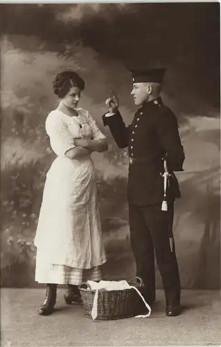 Ansichtskarte  Militär WK1 Atelierfoto Soldat tadelt Frau 1916