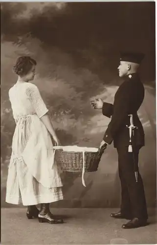 Ansichtskarte  WK1 Militär Frau und Soldat trägt Wäsche 1916