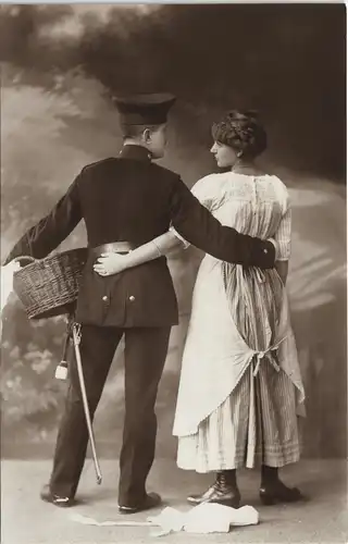 Ansichtskarte  Militaria Soldat Frau WK1 umarmen sich Atelierfoto 1915
