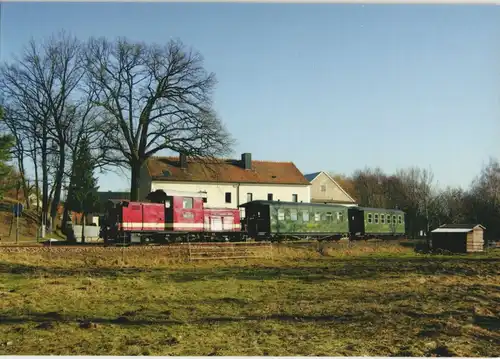 Ansichtskarte  Schmalspurdiesellokomotive mit Reisezug bei Thalheim 2013
