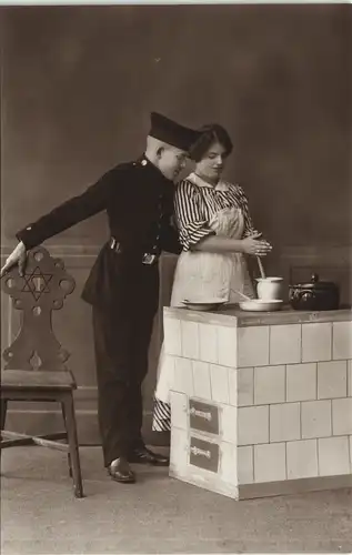 Soldat mit Frau beim Kochen Atelierfoto Brück Sohn Meißen 1916