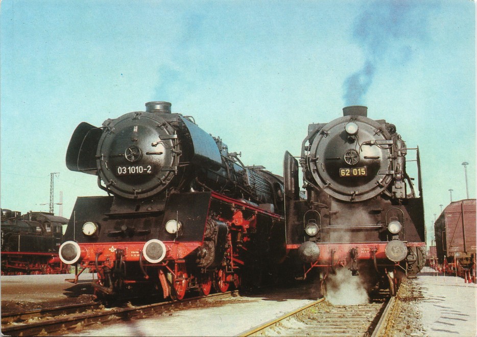 EISENBAHN Motiv-AK der DDR Dampflokomotive Ostsee-Bezirk im Bw ROSTOCK color AK 