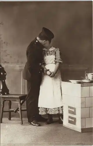 Ansichtskarte  Soldat und Frau in Küche Atelierfoto Brück Sohn Meißen 1916