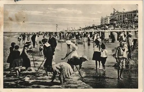 Ansichtskarte Westerland-Sylt Strandleben, Hotels - Kinder beim spielen 1011