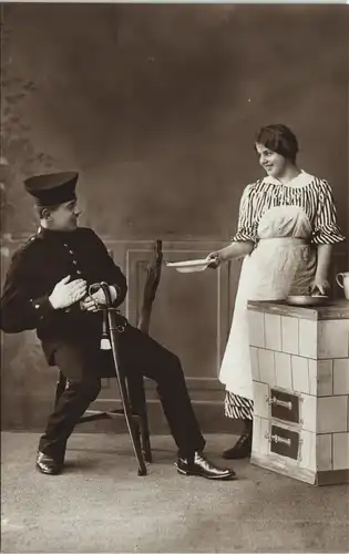 Frau bietet Soldat Essen an - Atelierfoto Brück Sohn Meißen 1916